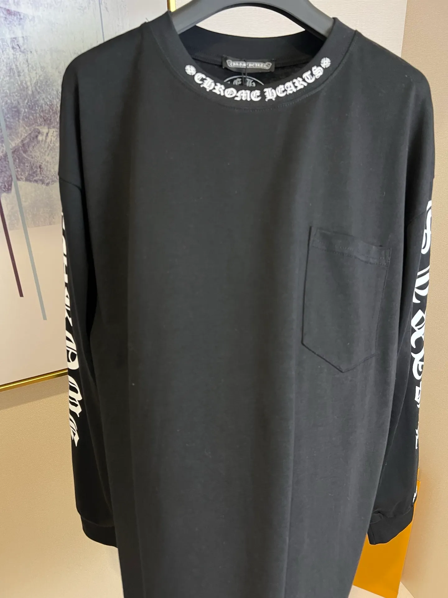 P220 Size: S/M/L/XL Black/White Unisex Chrome Hearts black arm collar Sanskrit long-sleeved T-shirt, simple and classic, highly recommended for inner wear. The material is very skin-friendly and a super good-looking T-shirt. It is perfect whether worn as inner wear or alone. The printed neckline design is full of personality ~ ⚠️Washing method: Dry clean or fast machine wash in cold water on the inside out and dry naturally! Avoid soaking in warm water